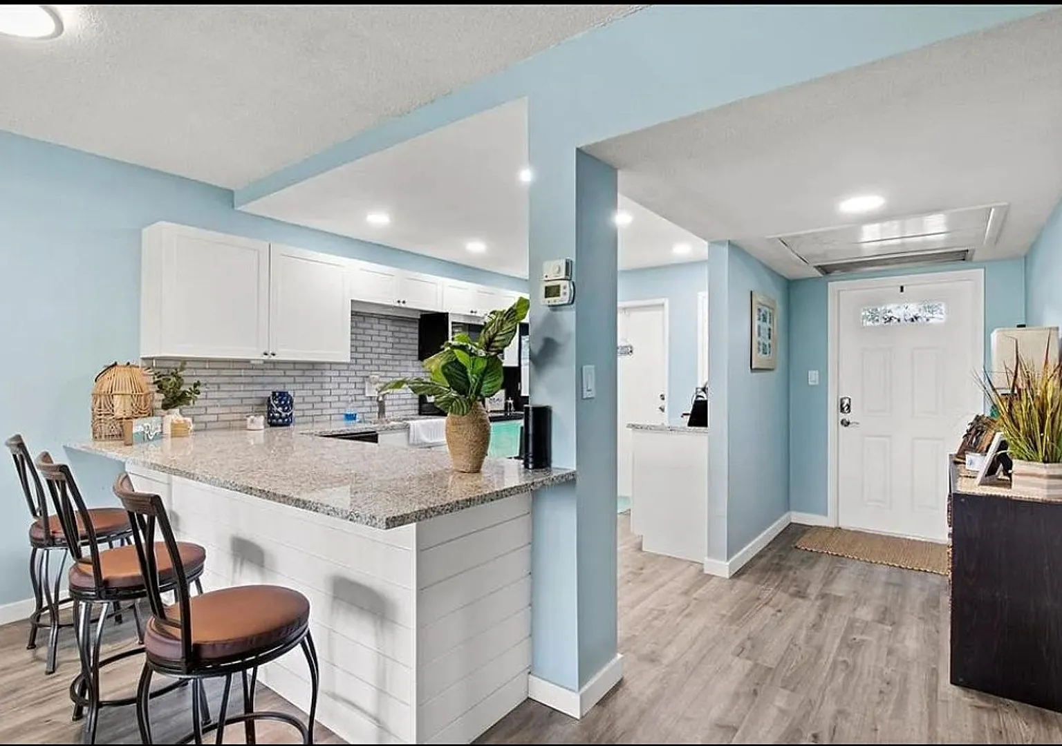 Annual Or Seasonal Turnkey Furnished 2/2 Ground Floor Condo With Golf Course And Water Views — Photo 3