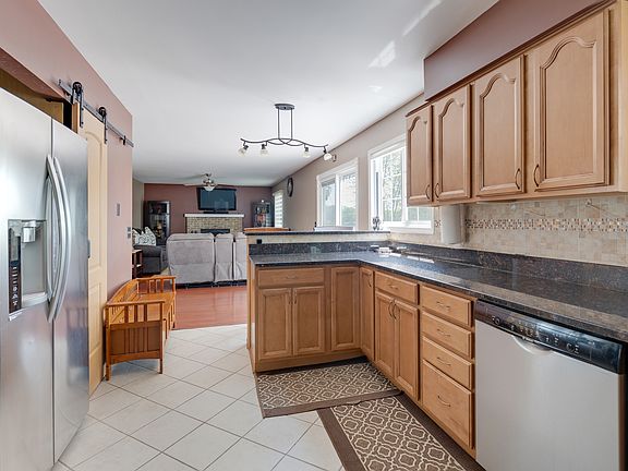 2nd image of 913 Hartwood Dr