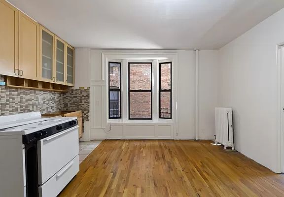 3rd image of 200 W 109th St APT B7