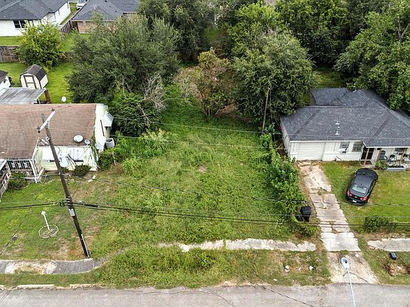 3rd image of 821 Neyland St