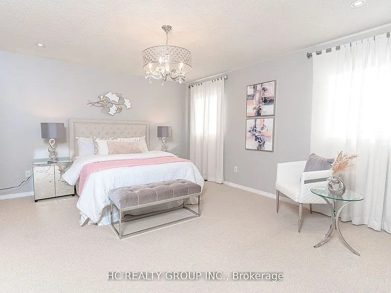 215 Armstrong Cres — Photo 12
