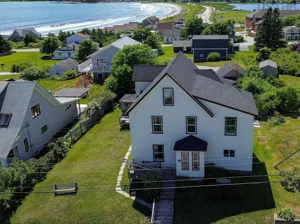 19 Crest St, Lockeport, NS B0T 1L0