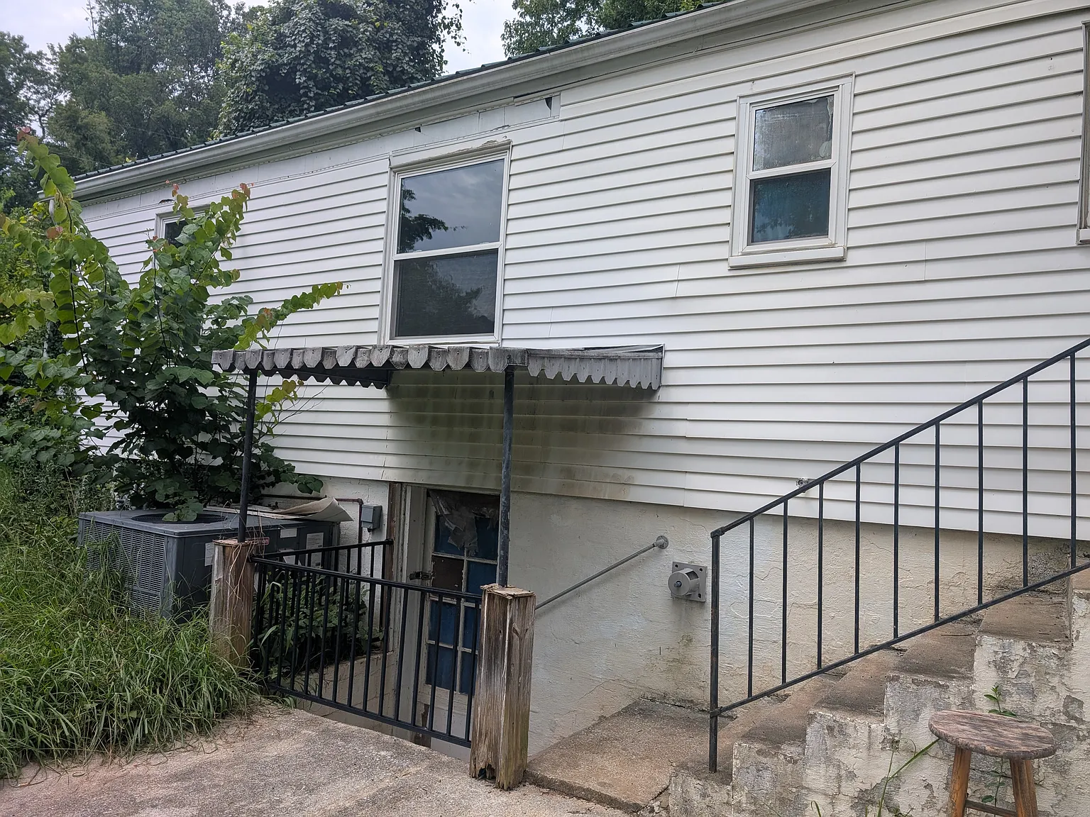 437 Linden Cir — Photo 2