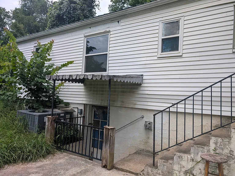 437 Linden Cir — Photo 2