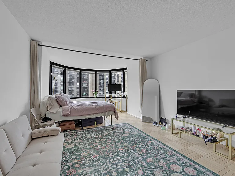 330 E 38th St #31H — Photo 5