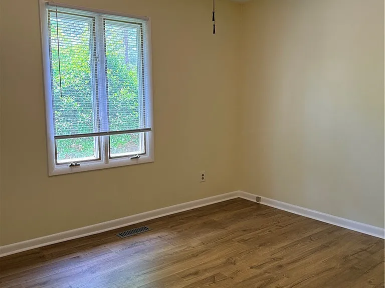 425 Dunmore Rd — Photo 10