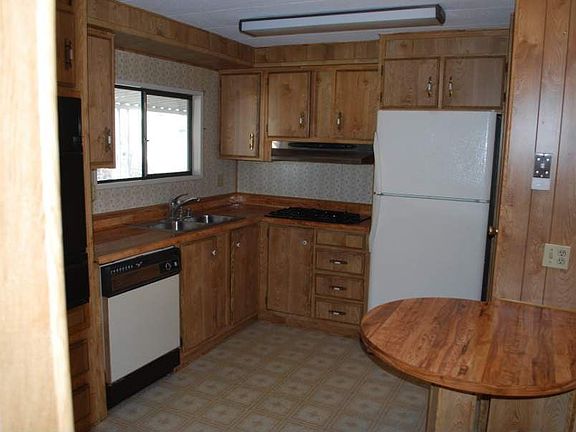 Kitchen w/ Oven