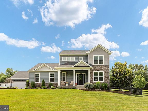 3rd image of 215 Saddle Ridge Ln
