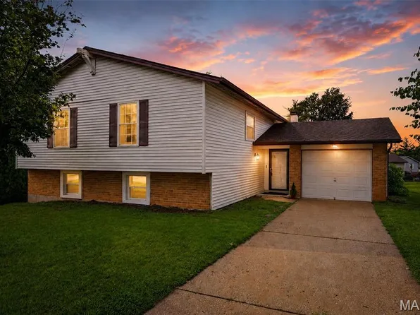 1523 Shadow Ln, Saint Charles, MO 63303