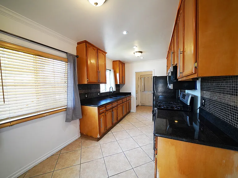 13719 S San Pedro St — Photo 7