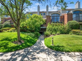 8 Wadsworth Ct, Teaneck, NJ 07666