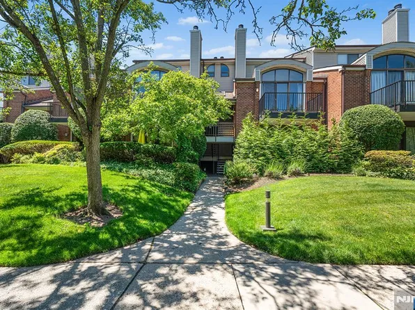 8 Wadsworth Ct, Teaneck, NJ 07666