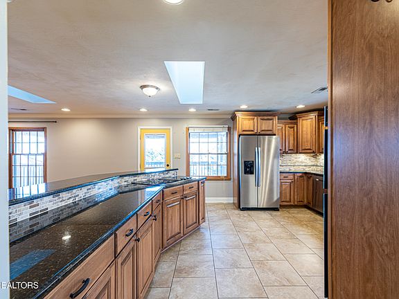 4th image of 8617 Sandhurst Dr