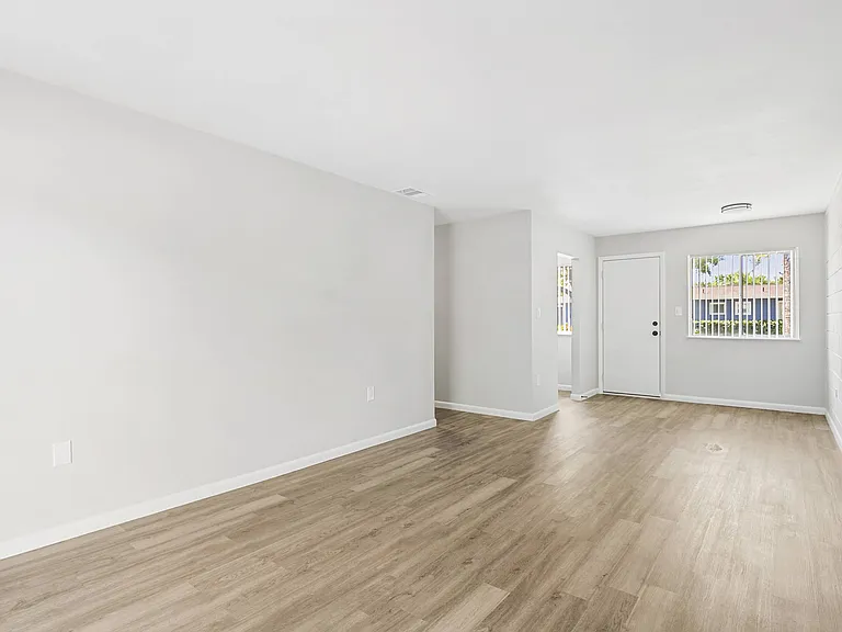 Bella Sol Apartments — Photo 6