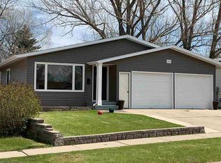 1305 7th St SW, Minot, ND 58701