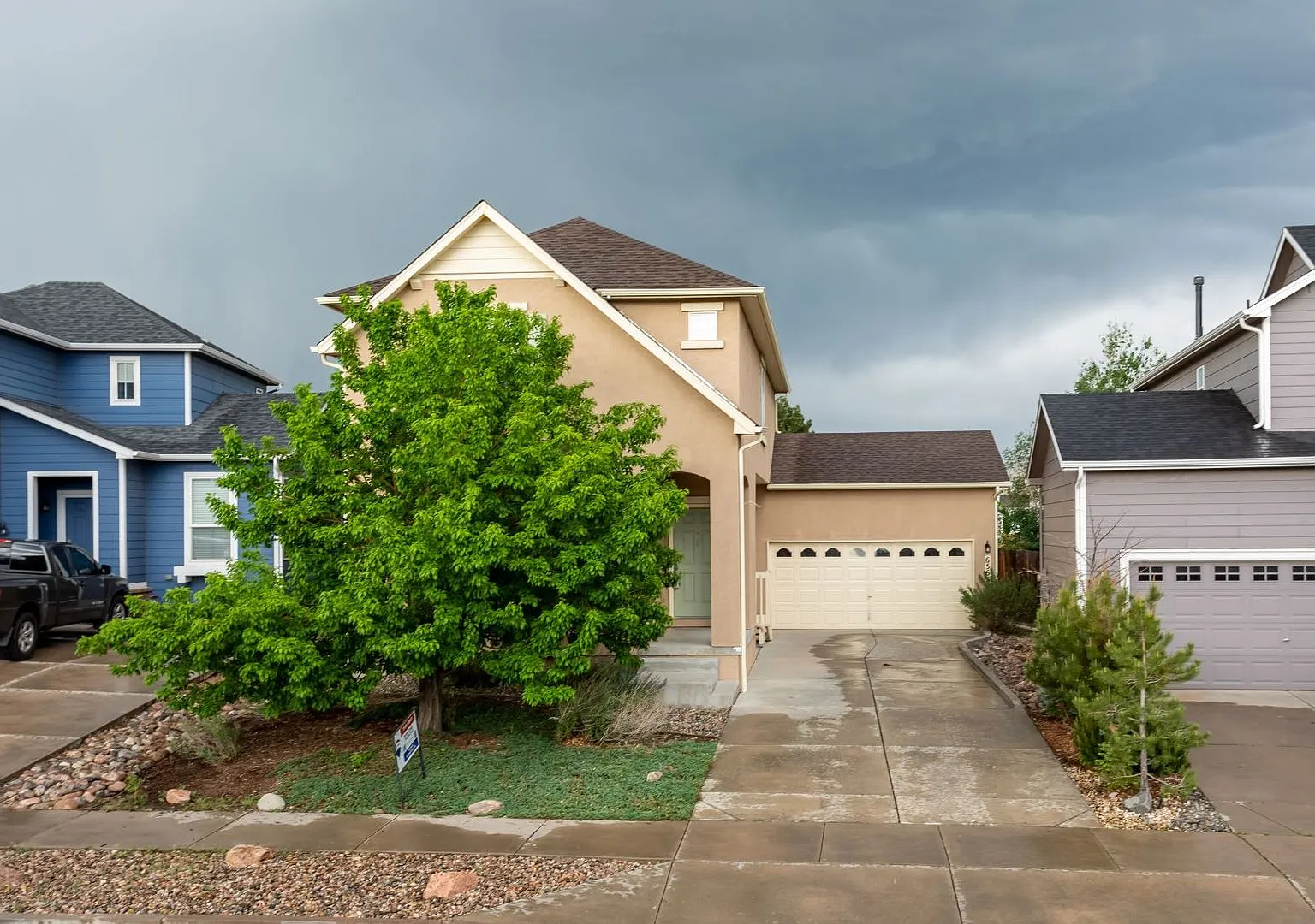 Beautiful 3Bedroom Home Near Powers Corridor! — Photo 1