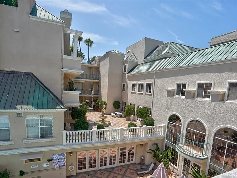 930 N Doheny Dr #303 — Photo 23
