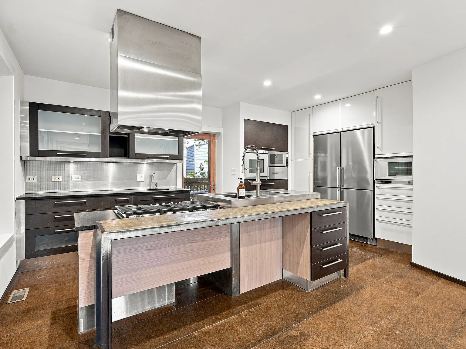 4 bed, 3.5 bath, 2800 sqft, $9,000 — Photo 4