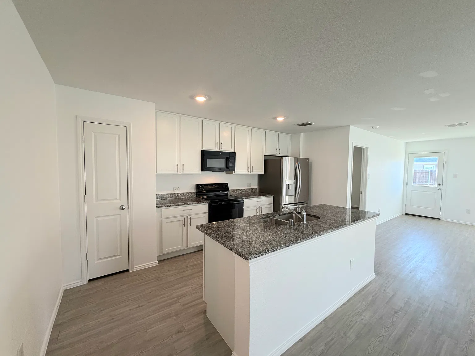 4 bed, 1674 sqft, $1,975 — Photo 4