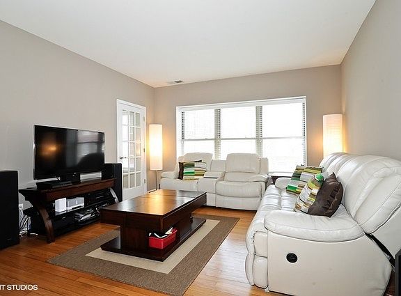 2nd image of 1243 W Rosemont Ave #1W