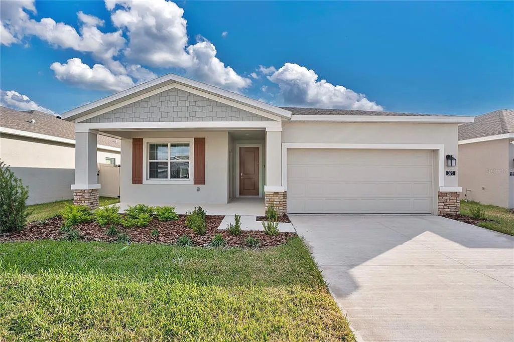 4 bed, 3.0 bath, 2109 sqft, $2,400 — Photo 1