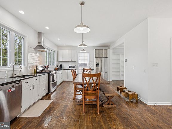 5th image of 14 Indian Wood Ln