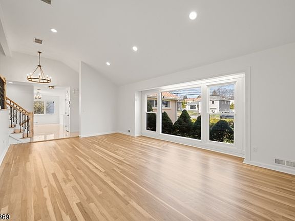 3rd image of 181 Haddenfield Rd