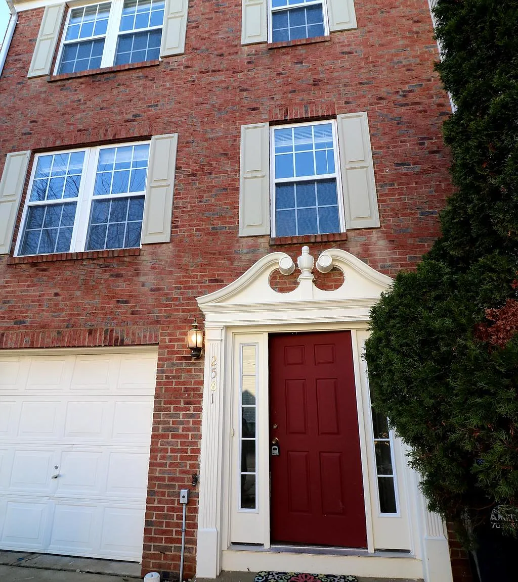 3 bed, 2.5 bath, 1628 sqft, $3,000 — Photo 2