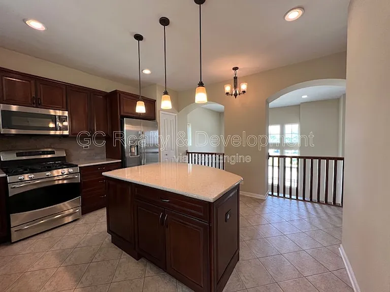 498 Grosvenor Ln — Photo 12