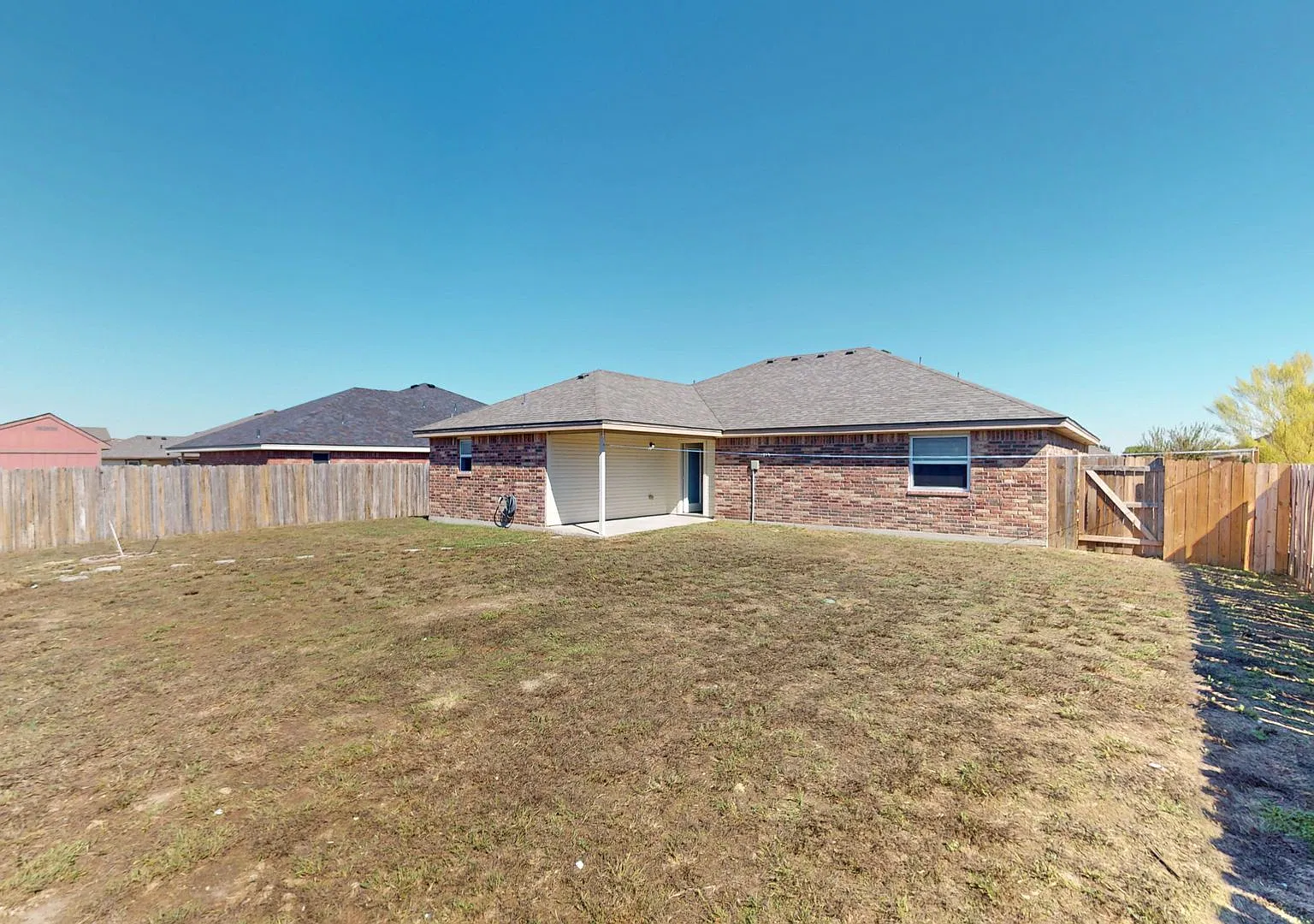 Gorgeous One Story 4 Bedroom By Fort Hood With All Tile Flooring — Photo 2