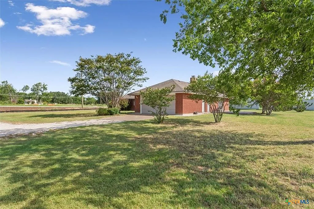 4 bed, 1974 sqft, $2,300 — Photo 1