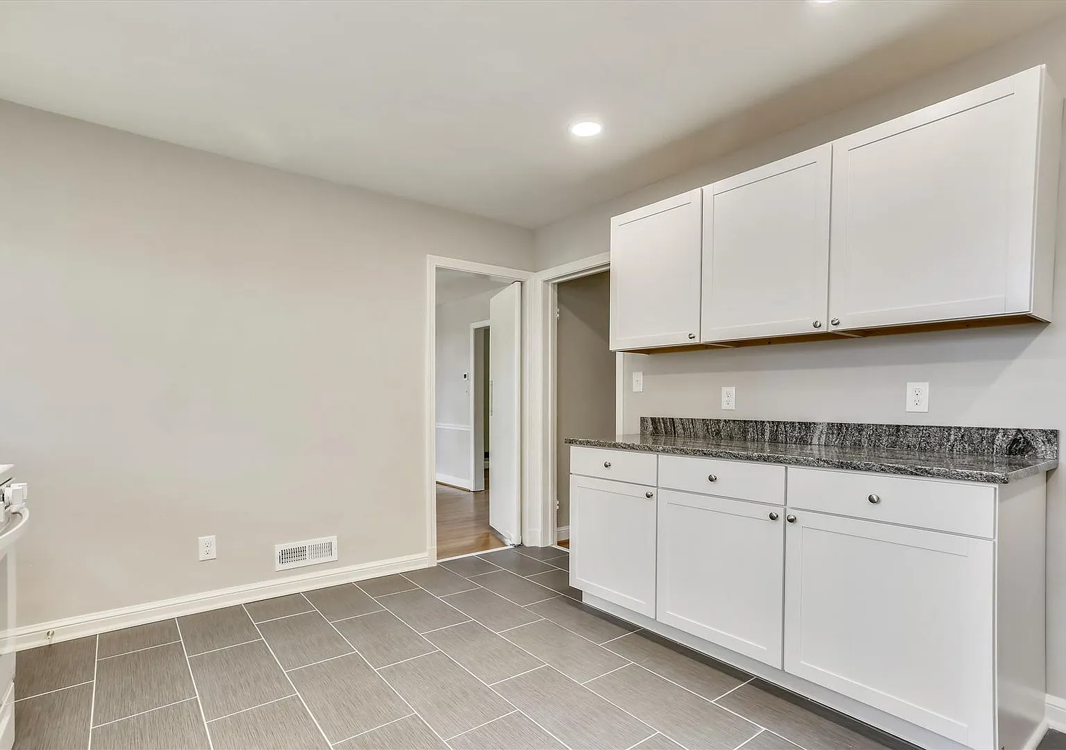 One Level Living -- 5bed / 3bath - Chevy Chase — Photo 4