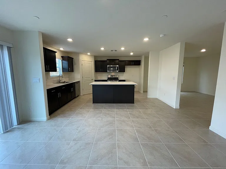 661 Suzanne Dr — Photo 4