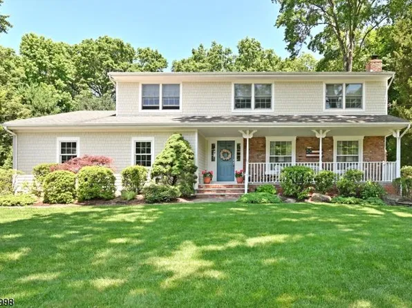 109 Barrett Ln, Wyckoff, NJ 07481