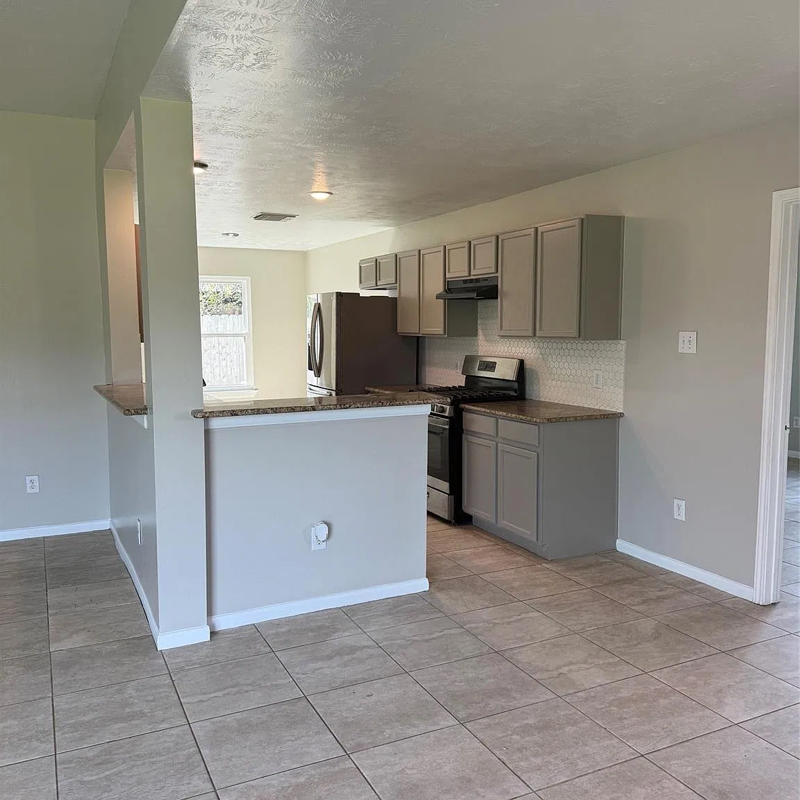 3 bed, 2.0 bath, 1474 sqft, $1,800 — Photo 4
