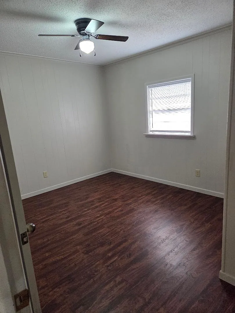 217 Parkins St — Photo 2