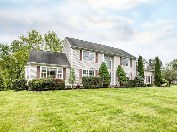 3rd image of 9 Mayflower Ln