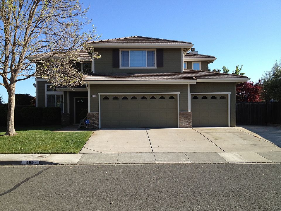 3 car garage with side/ RV or boat parking