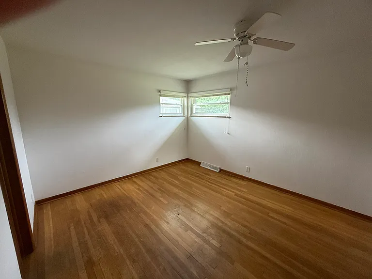Master bedroom with en-suite full bathroom
