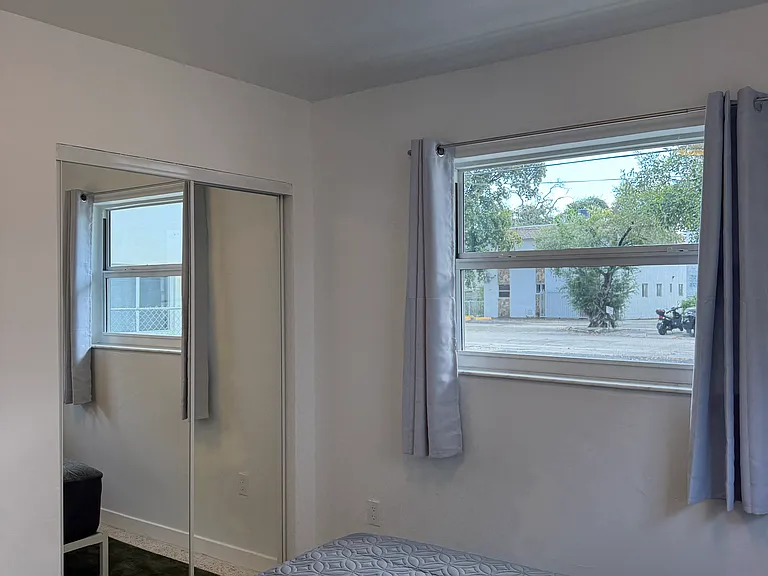 421 SW 9th St #1 — Photo 3