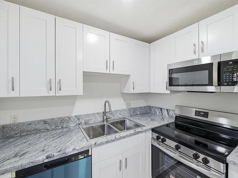 28 Seville Dr #B — Photo 9
