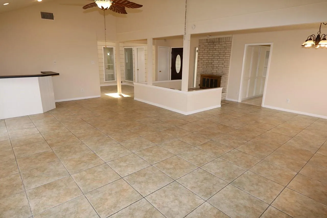 3 bed, 2.0 bath, 1983 sqft, $1,930 — Photo 2