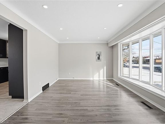 4th image of 93 Wellington St