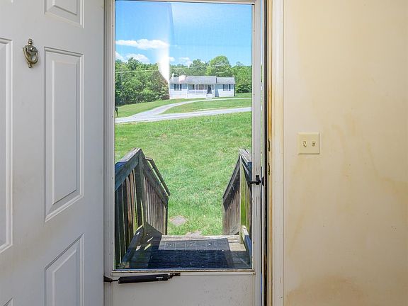 3rd image of 513 Lucinda Dr
