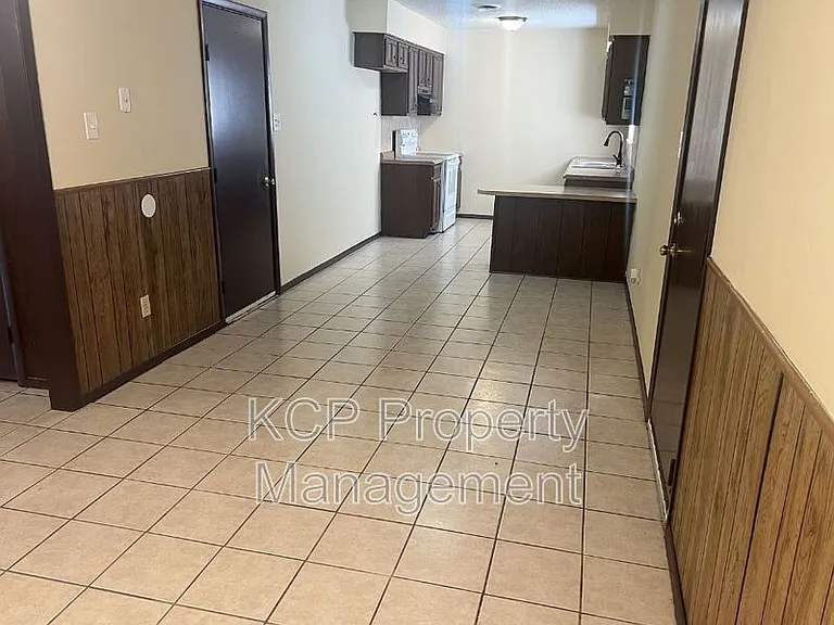 8516 S 35th Ter — Photo 4