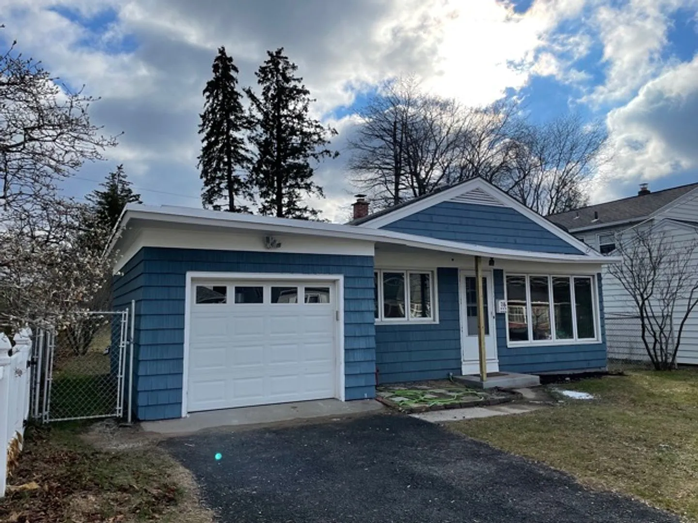 Single Family House 3 bed 1 bath House with garage! — Photo 2