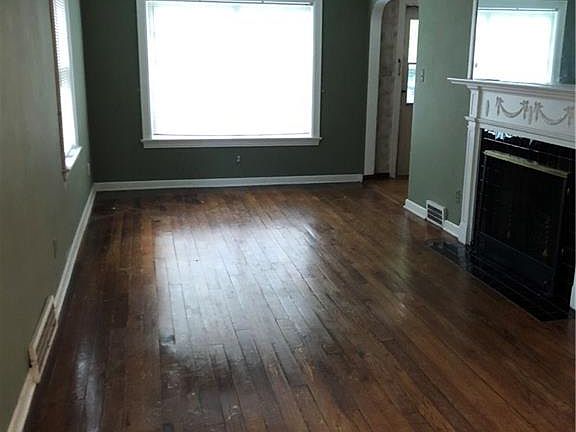 3rd image of 107 N Hawkins Ave
