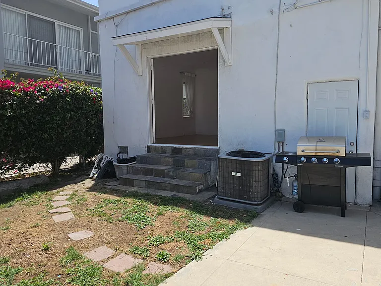 202 1/2 S Arnaz Dr #1/2 — Photo 24