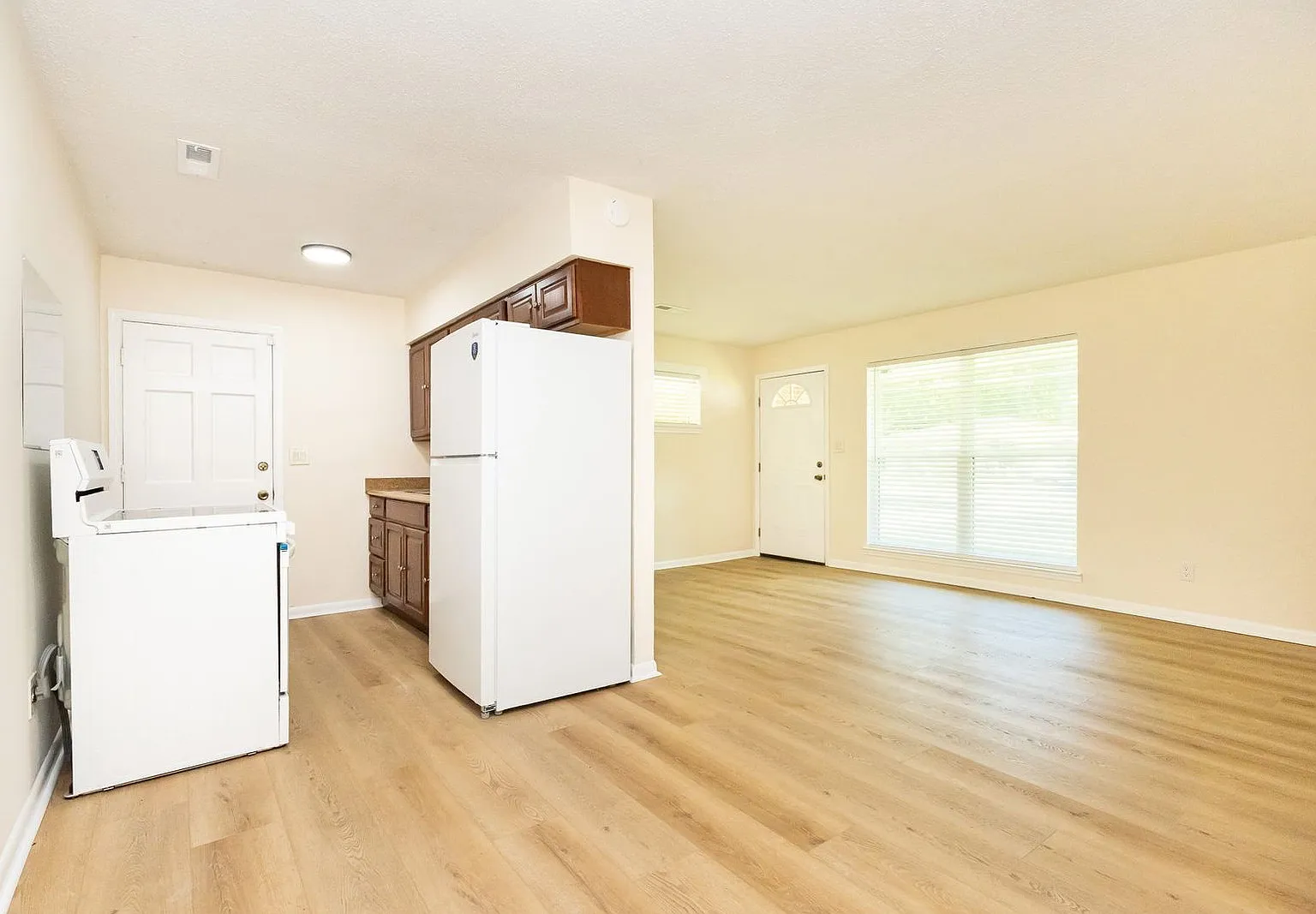2 bed, 1.0 bath, 968 sqft, $1,150 — Photo 2