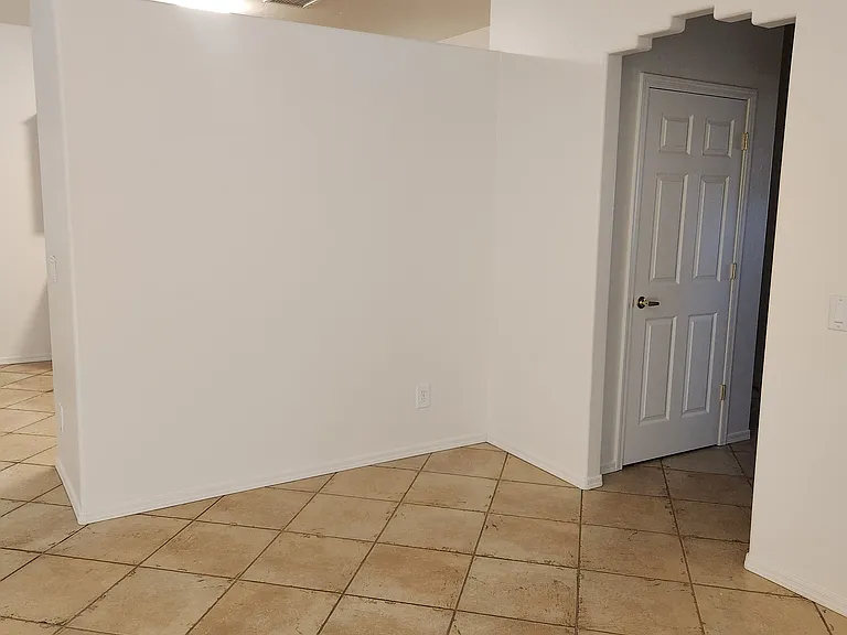 391 S Meadowood Ln — Photo 2